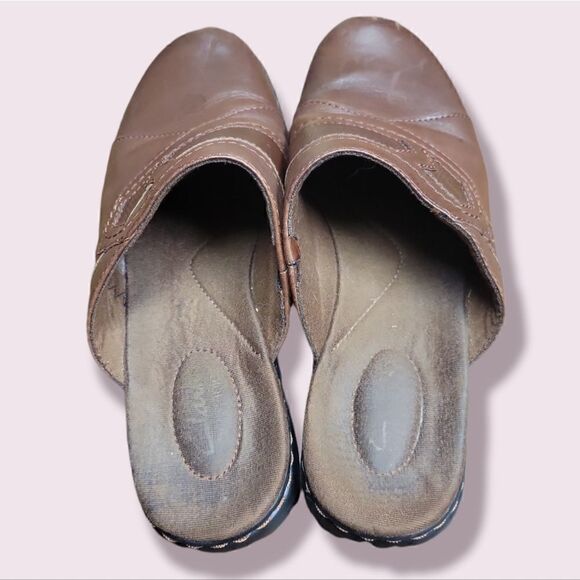 CLARKS Women's Brown Leather Slip Ons Size 7 - Picture 3 of 7
